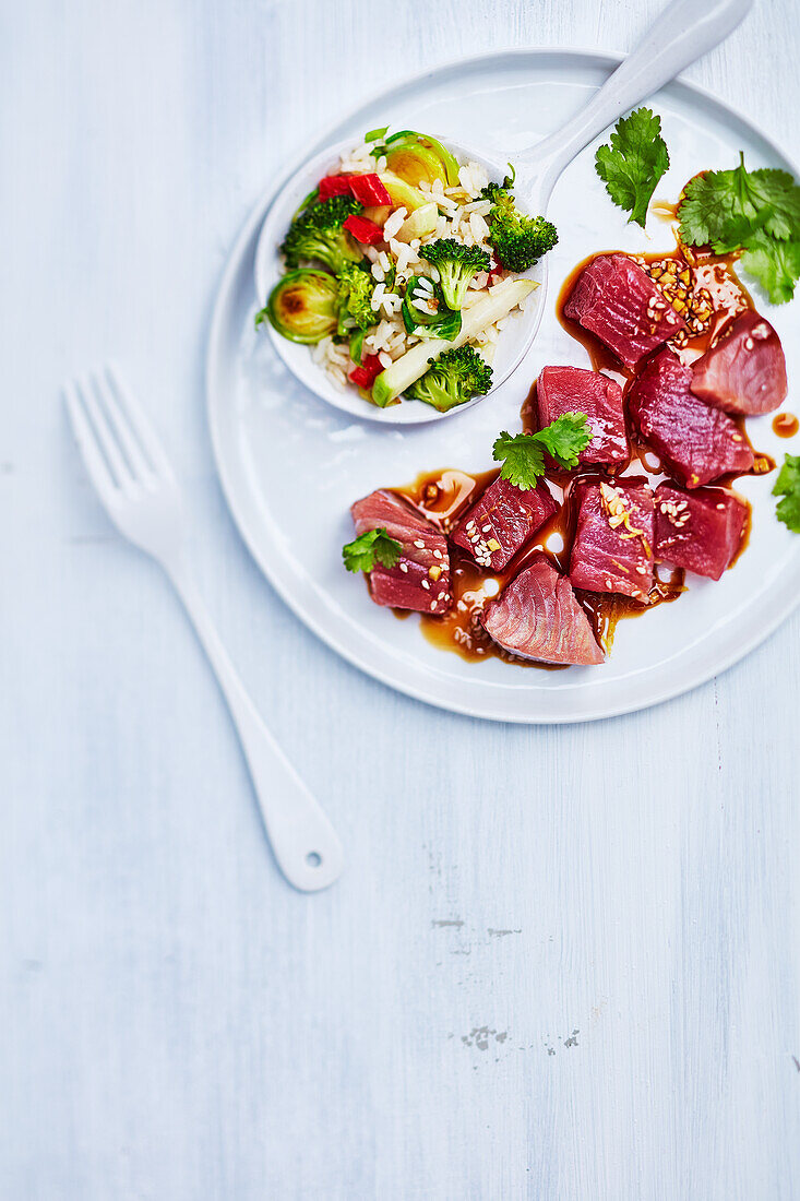 Tuna marinated with garlic and ginger, onions and parsley served with mixed vegetables rice