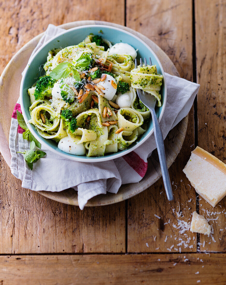 Italienische Pasta mit Brokkoli, Parmesankäse, Mozzarella und Pinienkernen