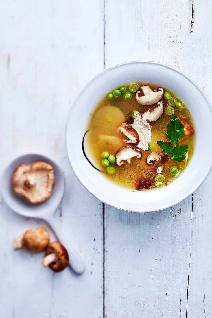 Japanische Miso-Brühe mit Shitake-Pilzen und Erbsen