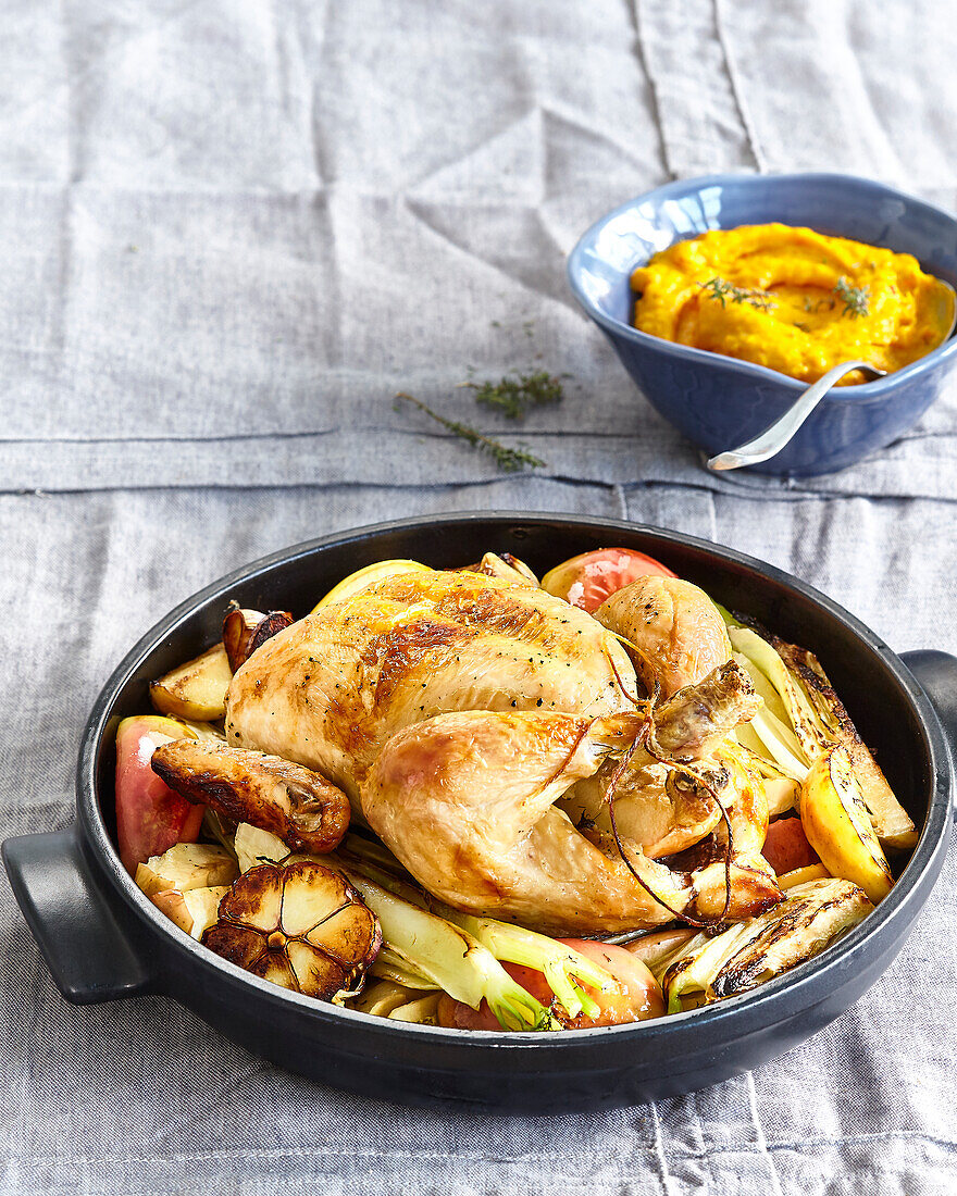 Gebratenes Hähnchen mit Äpfeln, Fenchel und Kürbispüree