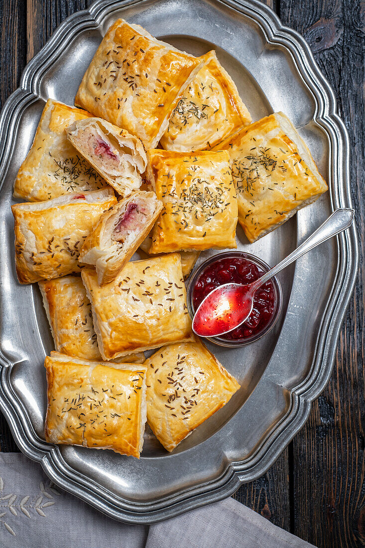 Blätterteigebäck mit Fleischfüllung und Preiselbeeren