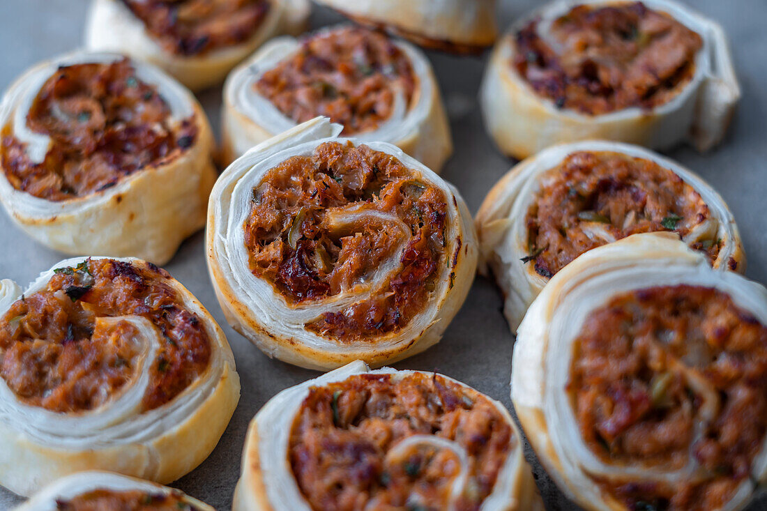 Blätterteigrollen mit Thunfisch und getrockneten Tomaten