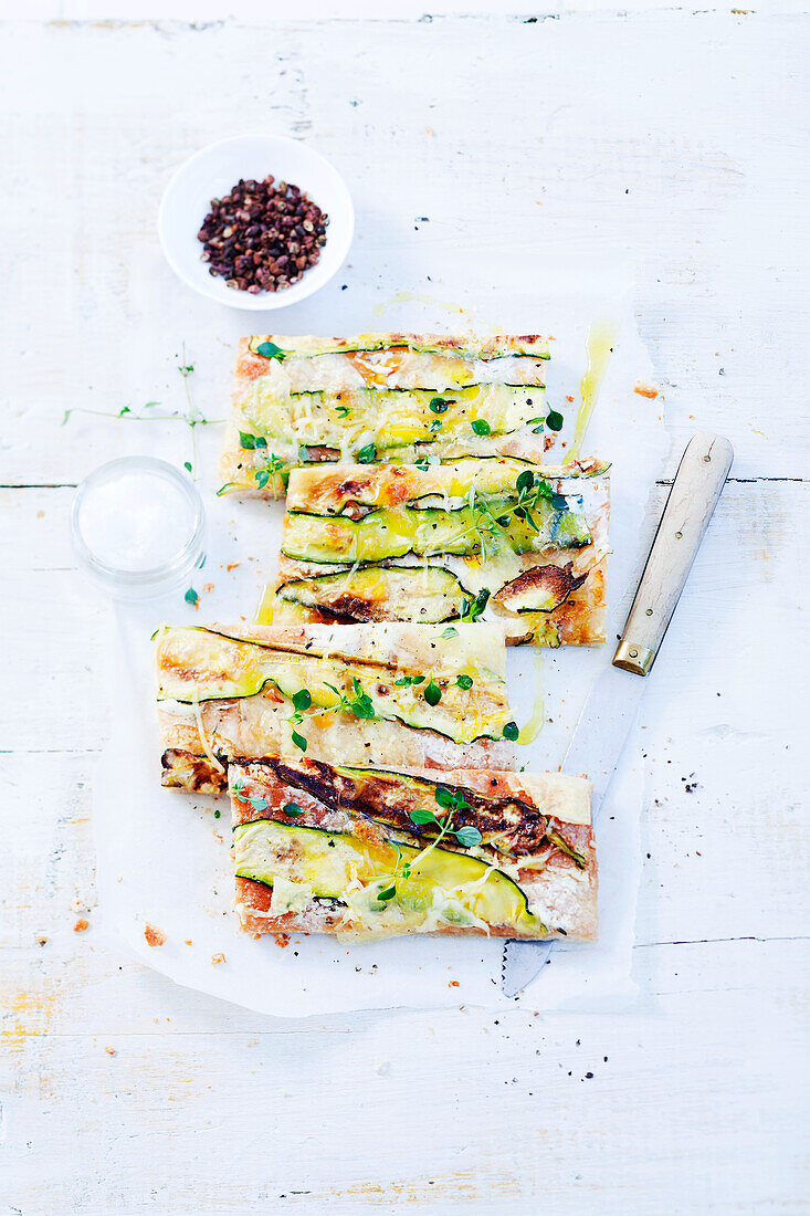 Tarte fine mit Zucchini und Zitronenthymian