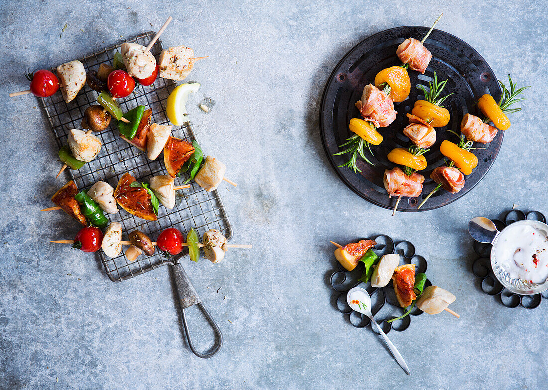 Chicken skewers with fruit and vegetables