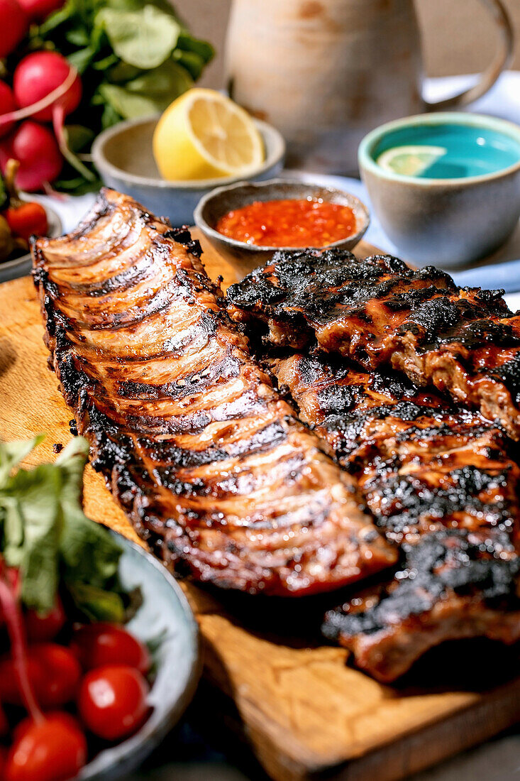 Grilled pork ribs with sauce and vegetables
