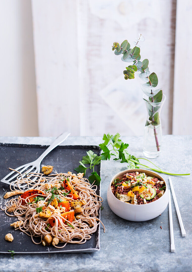 Nudeln mit gebratenen Tomaten und Reis mit Gurke, Mango und Tofu