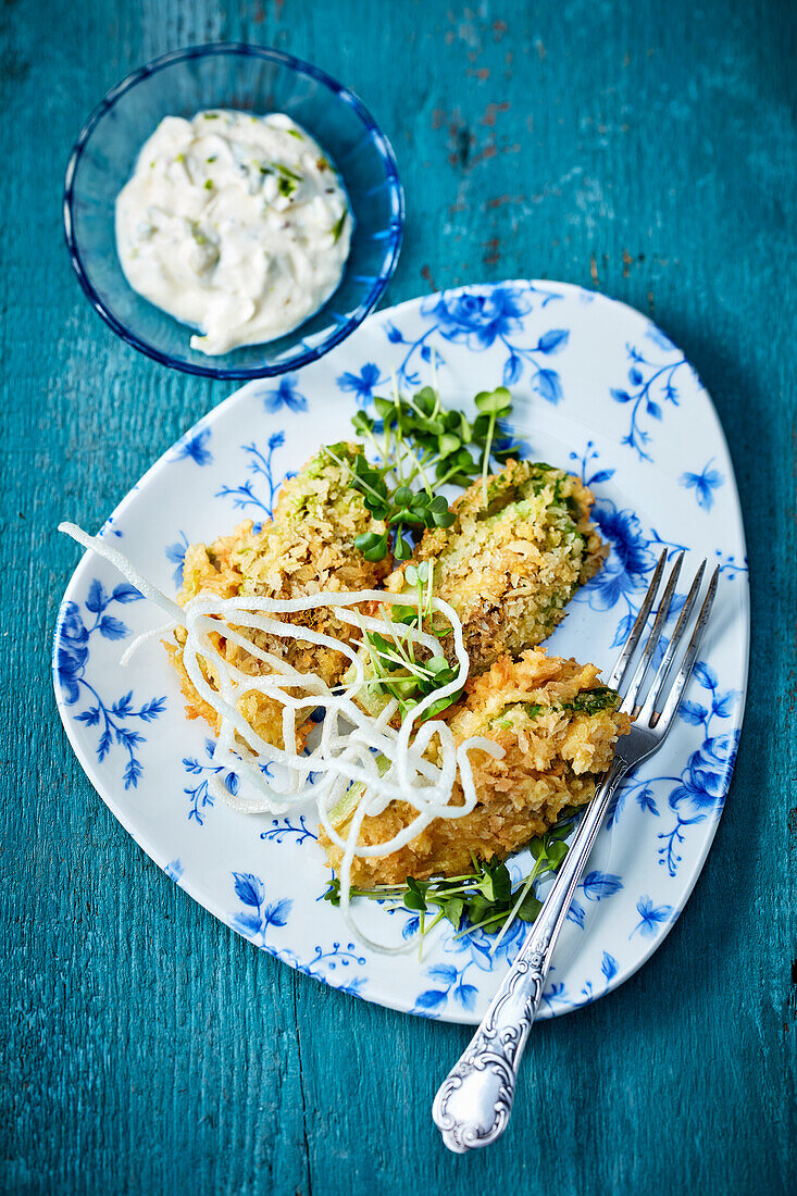 Panierte und frittierte Salatherzen mit Sauerrahm