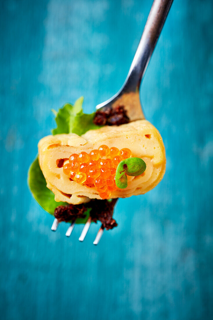 Tamagoyaki (japanisches Omelett mit Pumpernickel, Kresse und Forellenkaviar (Nahaufnahme)