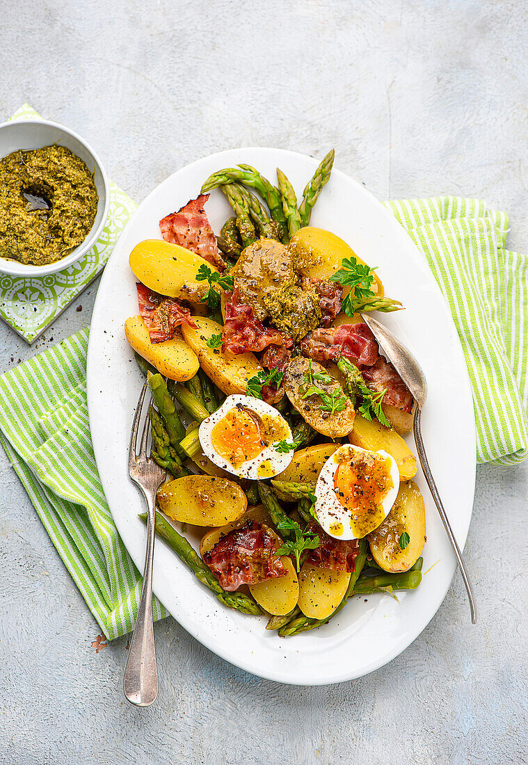 Potato salad with egg, pesto and crispy pancetta