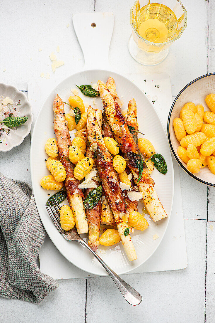 Saltimbocca vom weißen Spargel mit Gnocchi