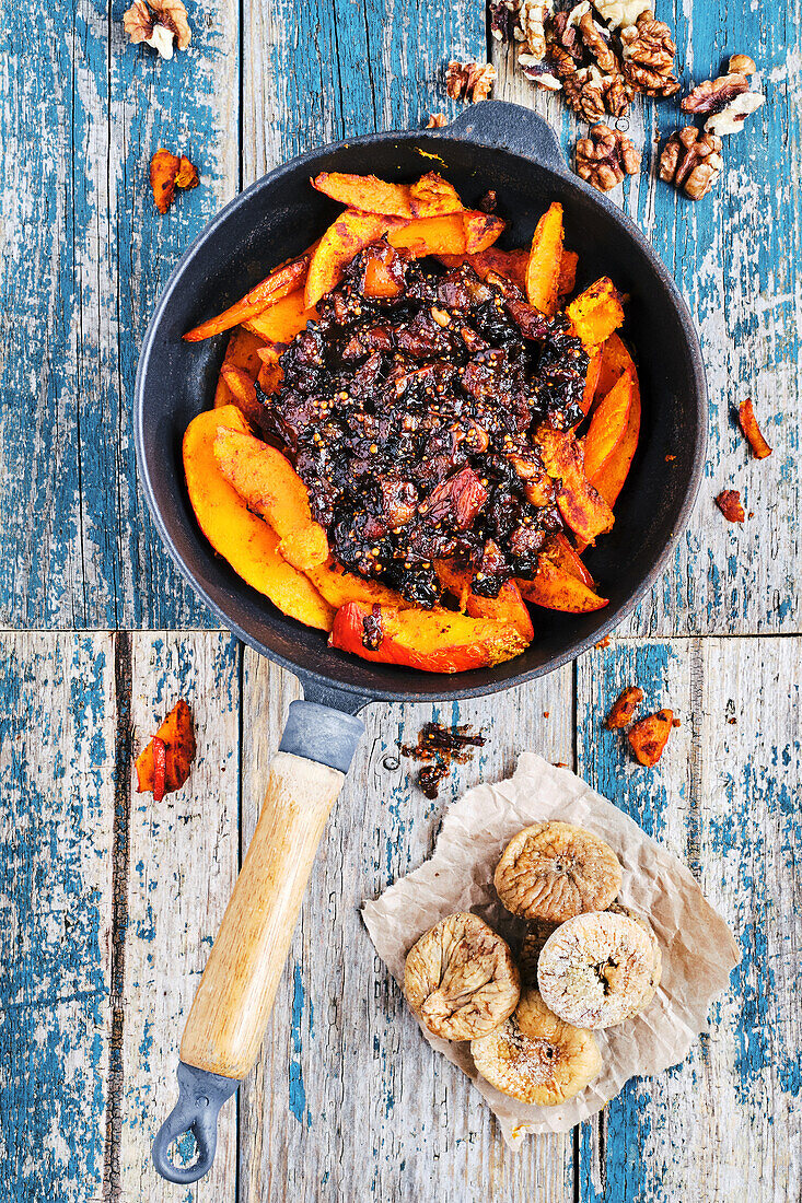 Veganer gebratener Zimtkürbis mit Feigen-Tomaten-Chutney