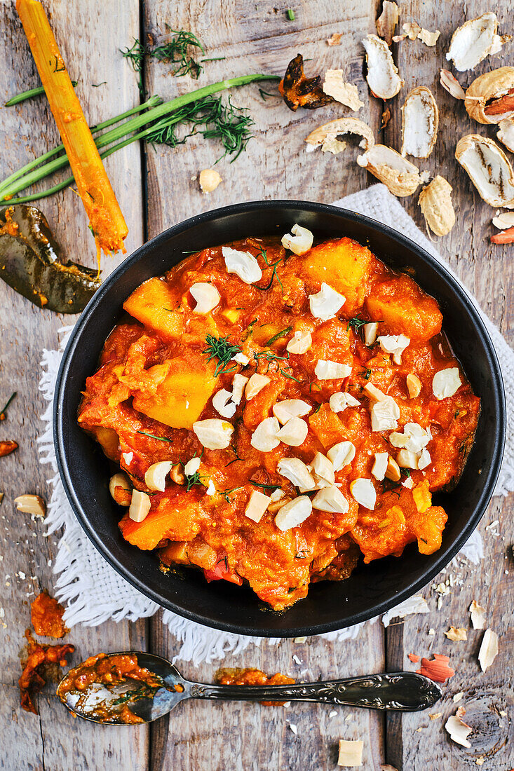 Veganes Kartoffel-Curry mit Kürbis und Erdnüssen