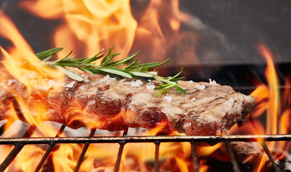 Rindfleisch auf dem Holzkohlegrill