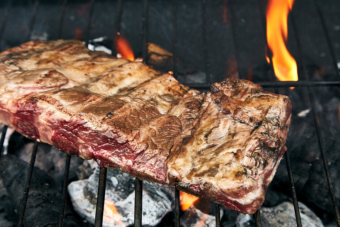 Rindfleisch auf dem Holzkohlegrill