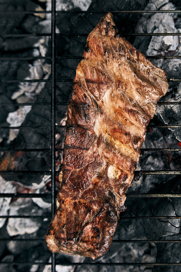 Rindfleisch auf dem Holzkohlegrill