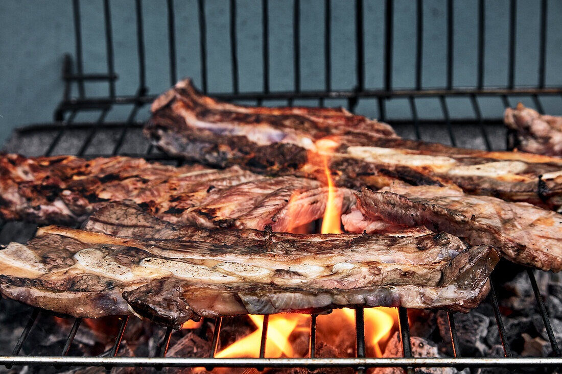 Fleisch auf dem Holzkohlegrill