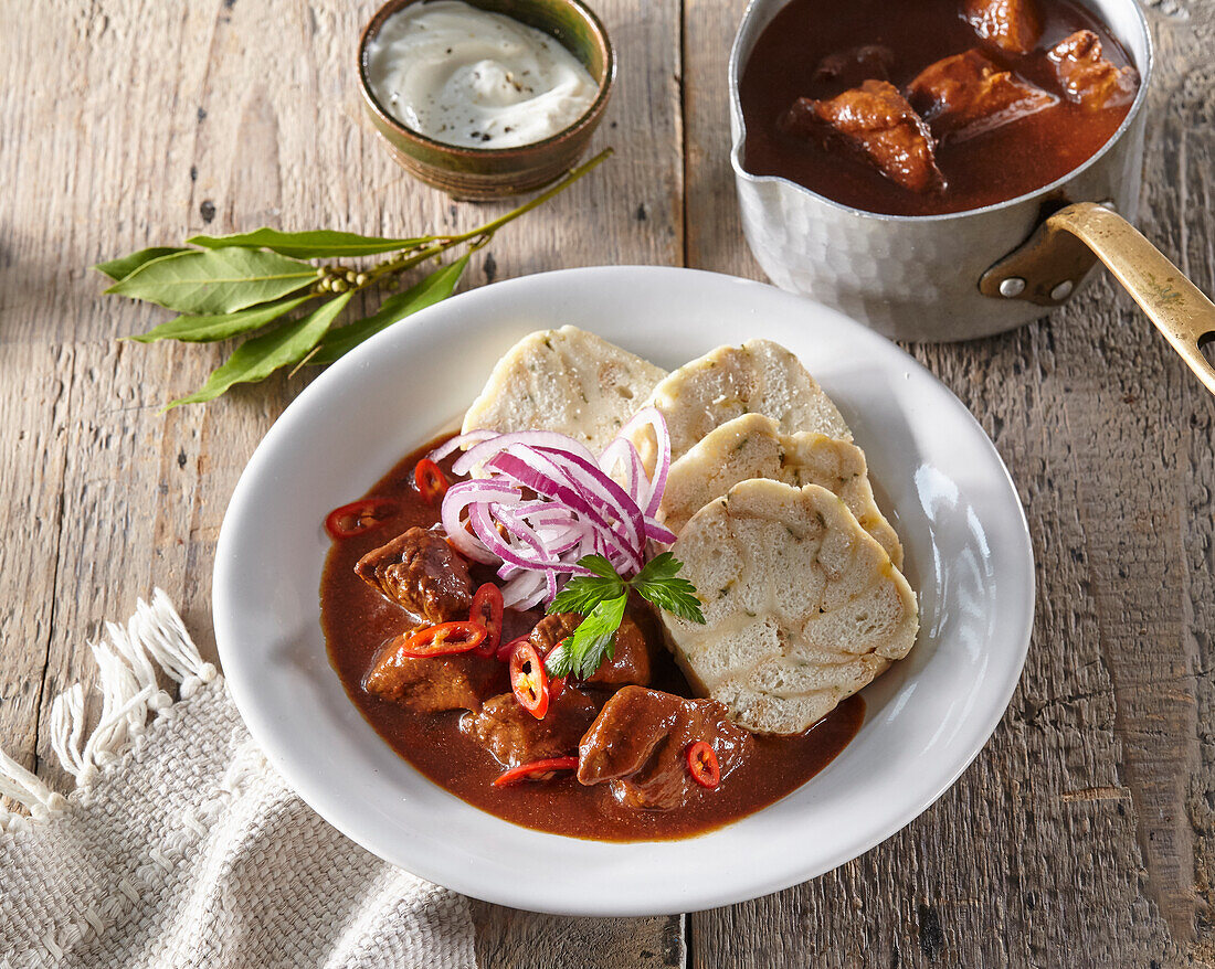 Rindsgulasch mit Karlsbader Klößen