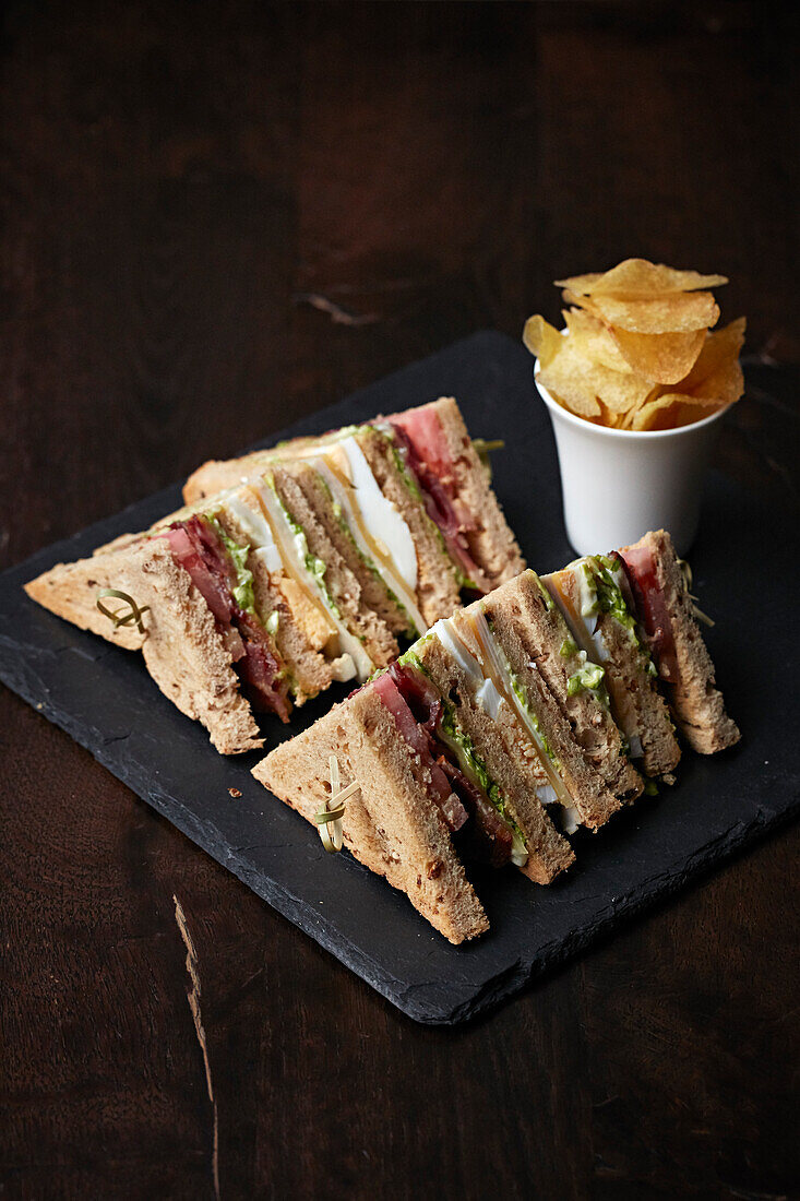 Club-Sandwiches serviert mit Kartoffelchips