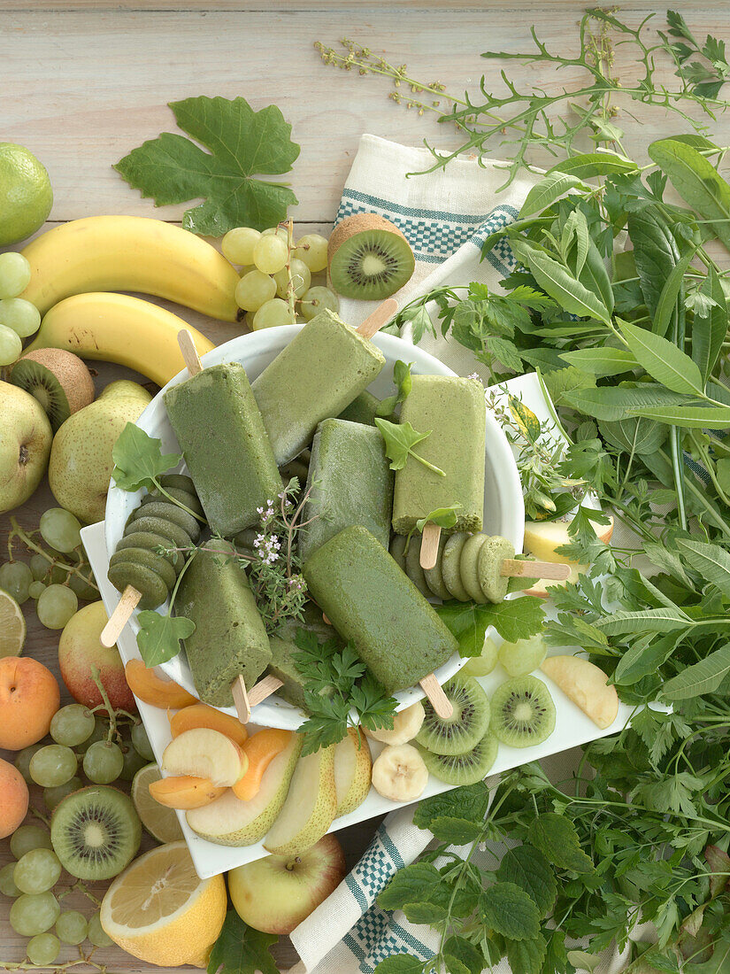 Grünes Smoothie-Eis aus Kräutern und Obst am Stiel