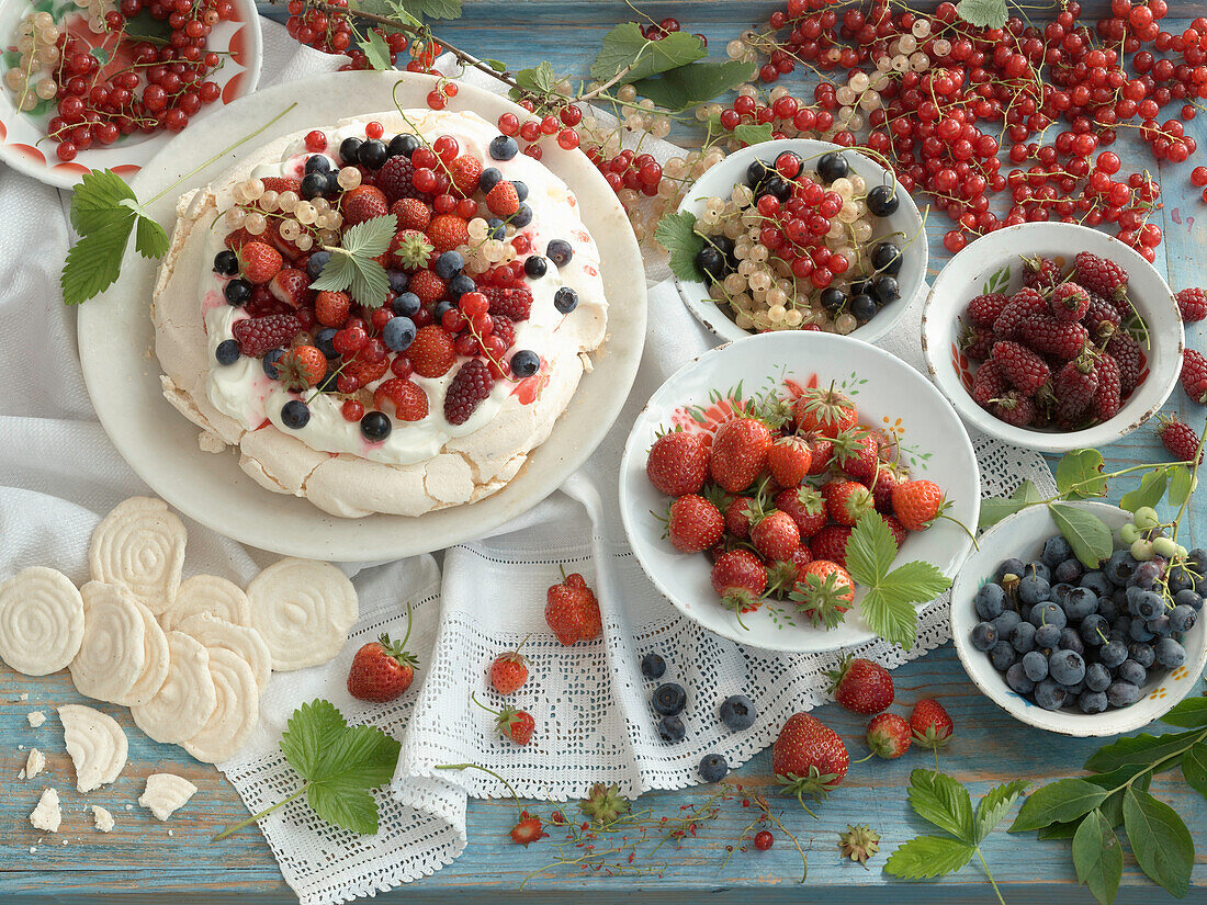 Pavlova mit frischen Beeren