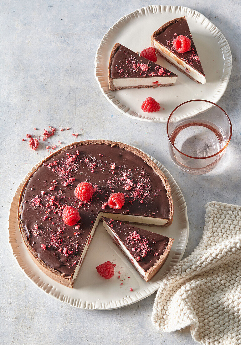 Cheesecake with chocolate and raspberries