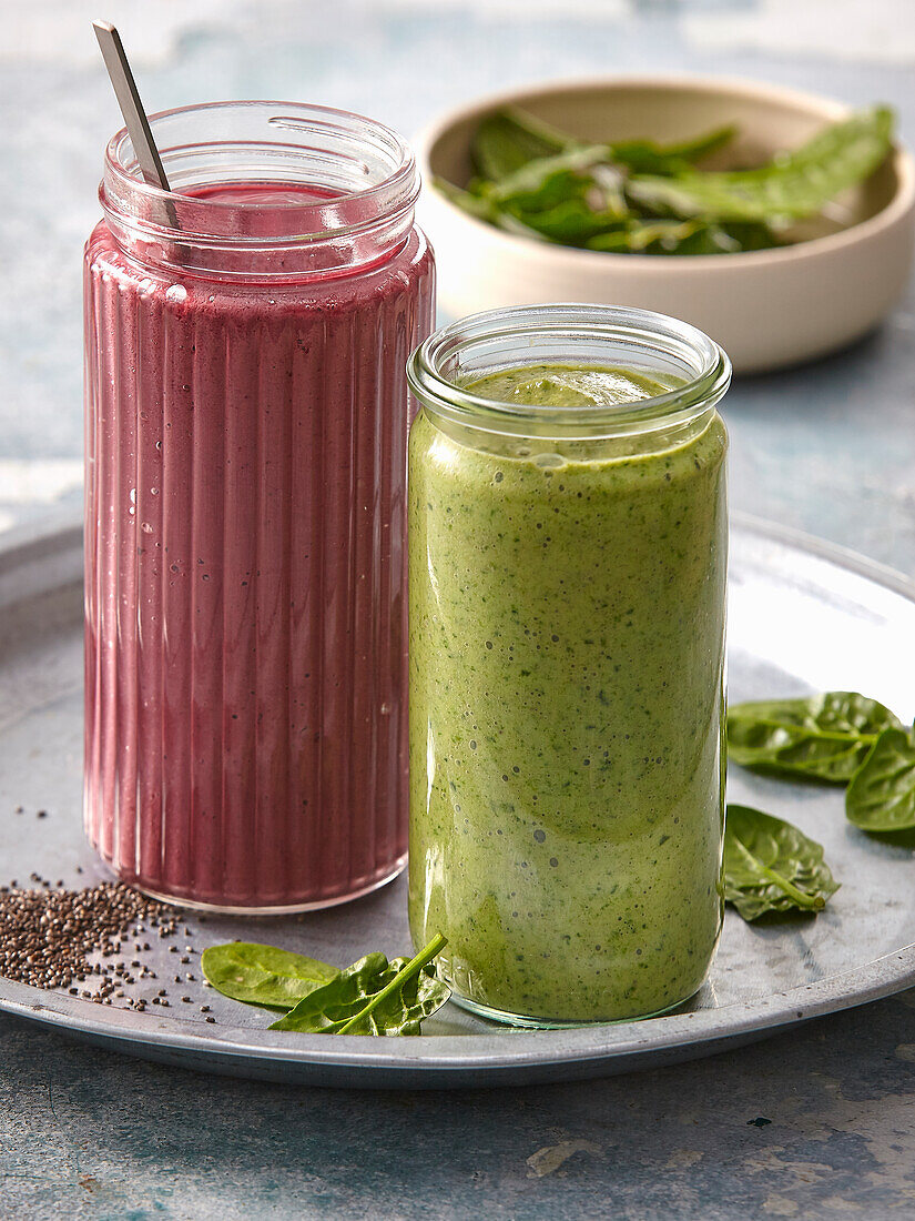 Spinat-Apfel-Smoothie und Heidelbeer-Rote-Bete-Smoothie