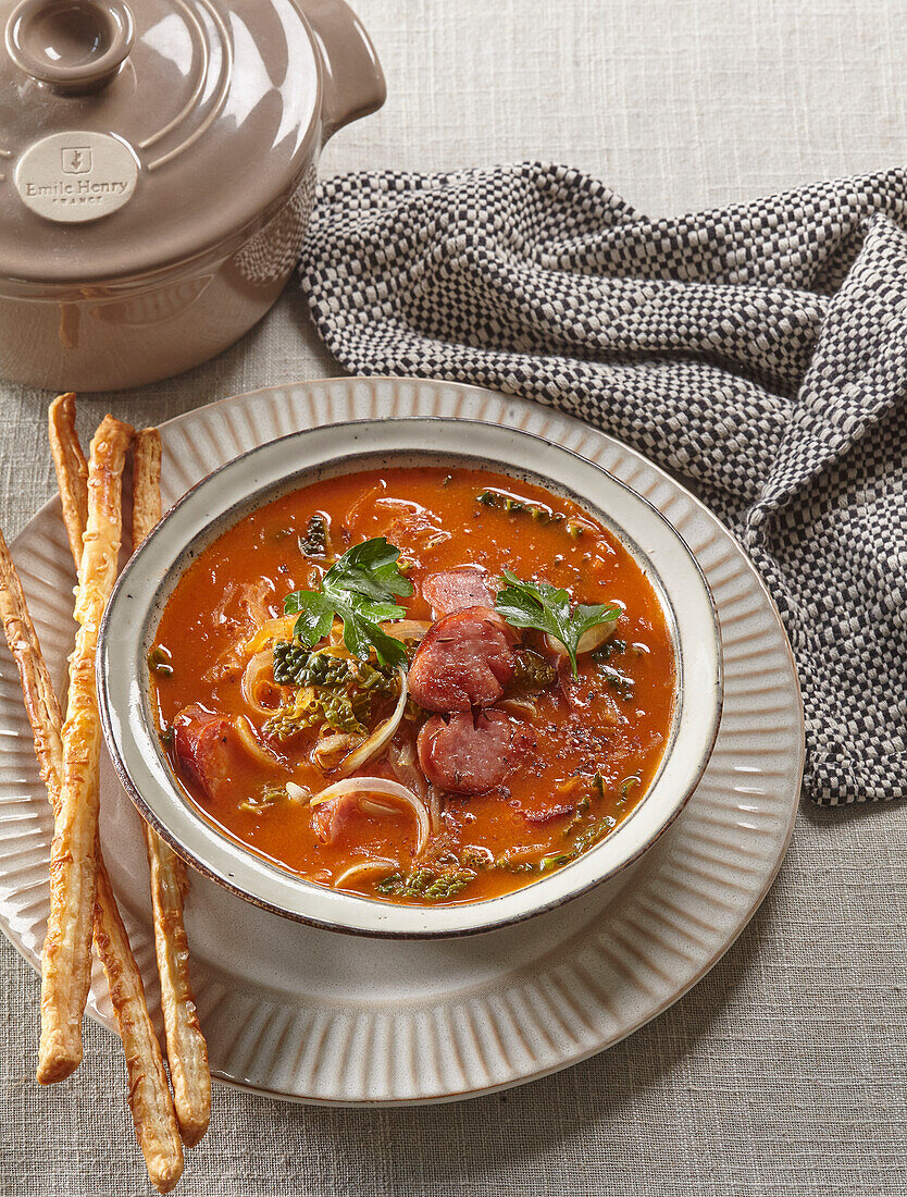 Sauerkrautsuppe mit Käsebrotstangen