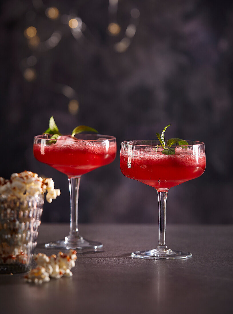 Himbeer-Spritz in Cocktailschalen
