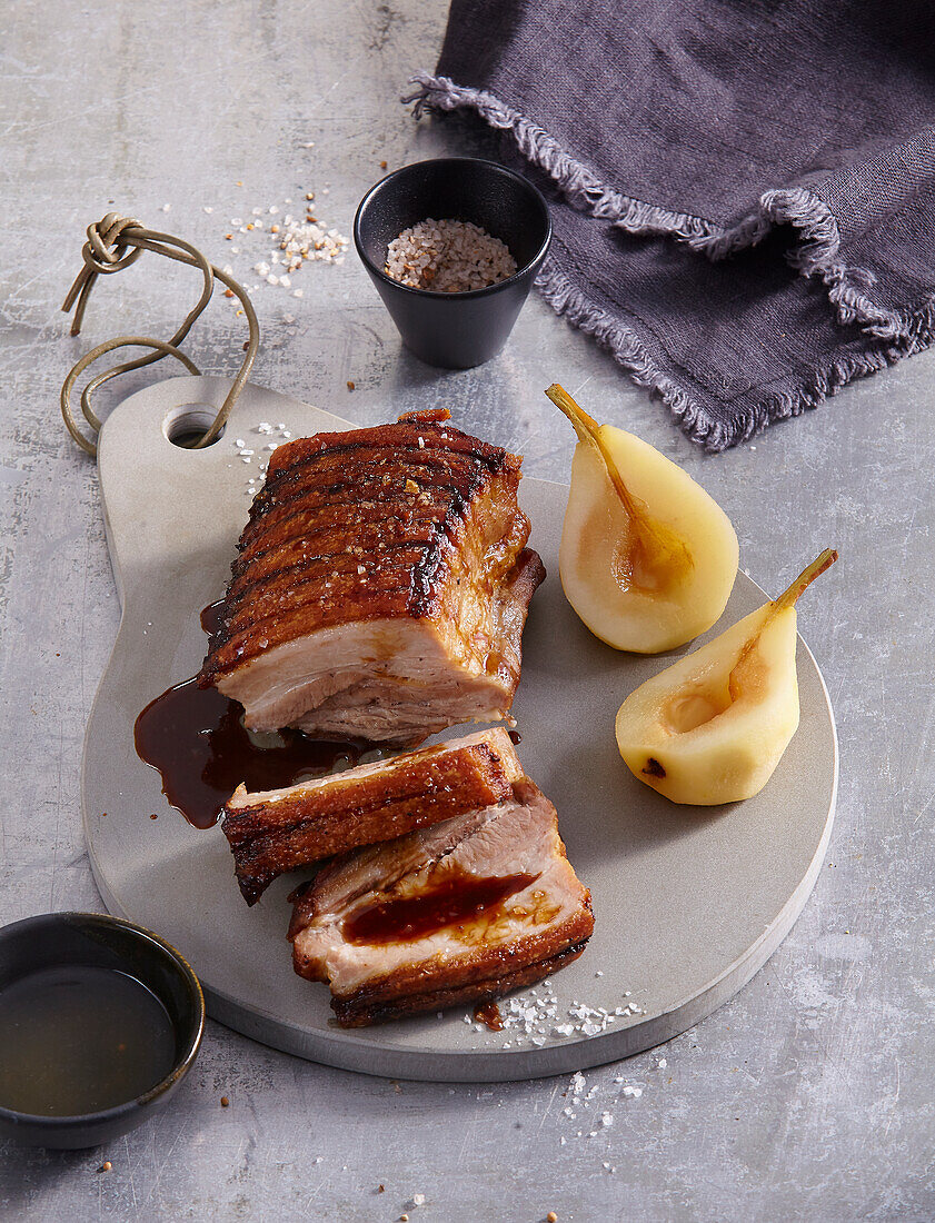 Gebratener Schweinebauch mit pochierten Birnen