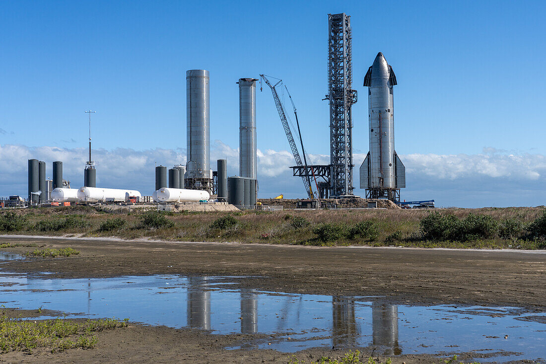 Starship and two cylindrical Super Heavy Booster stages