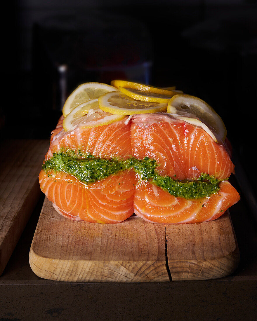 Lachs mit Pesto-Füllung, bratfertig auf Holzbrett