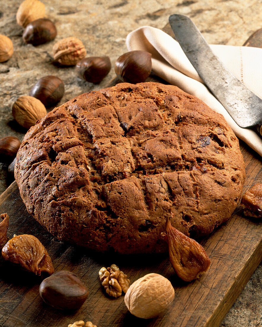 Torta di Castagne (Kastanienkuchen, Italien) mit getrockneten Früchten