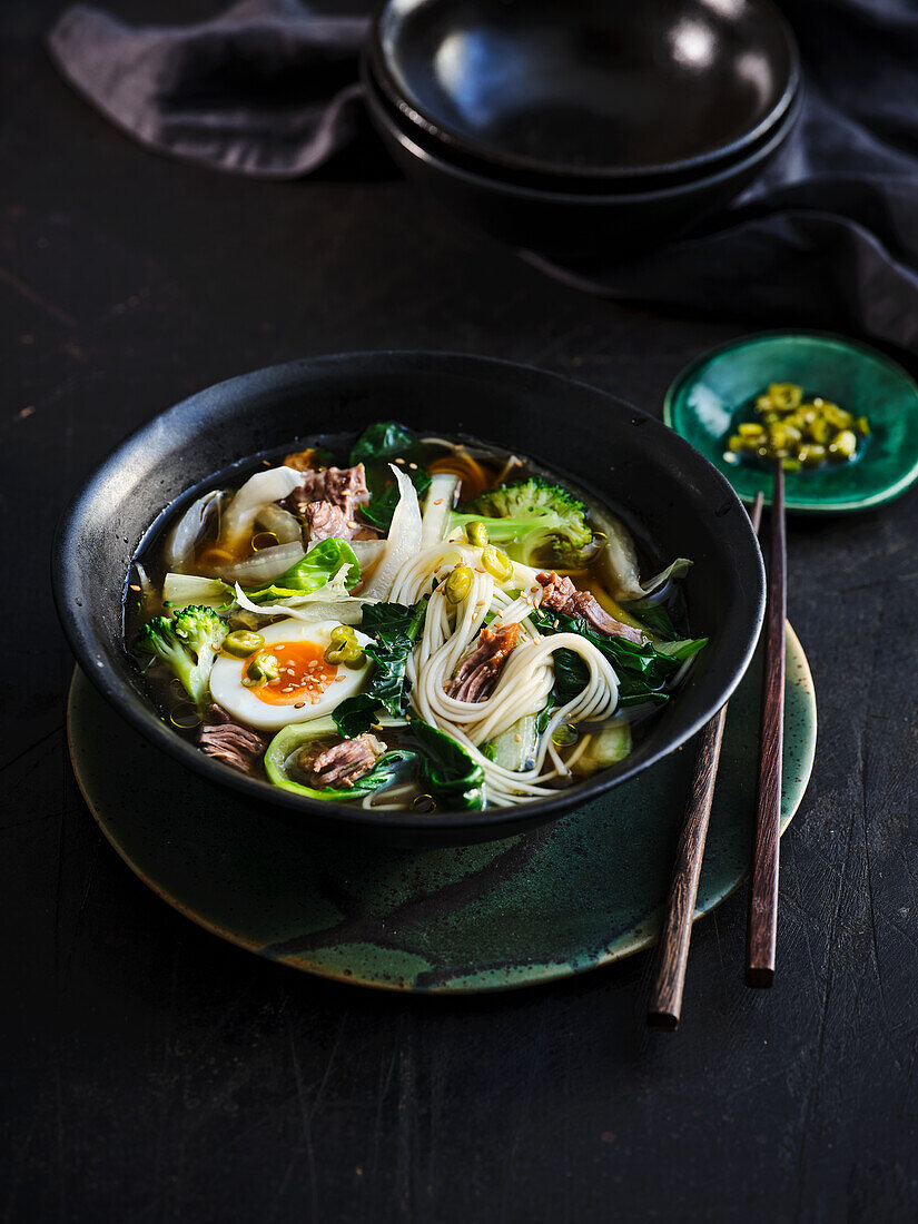 Vietnamesische Pho mit Rindfleisch, Paksoi, Chinakohl und Brokkoli