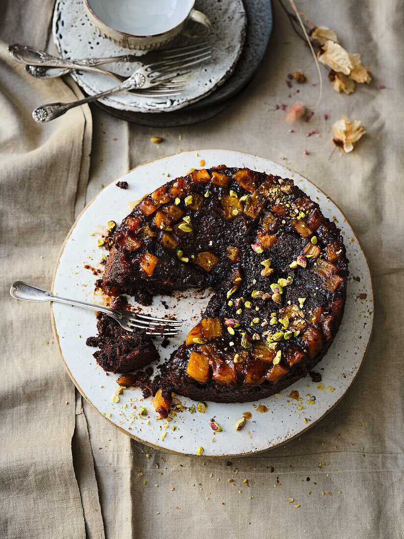 Upside-Down Sauerkraut-Ananas-Kuchen mit Pistazien