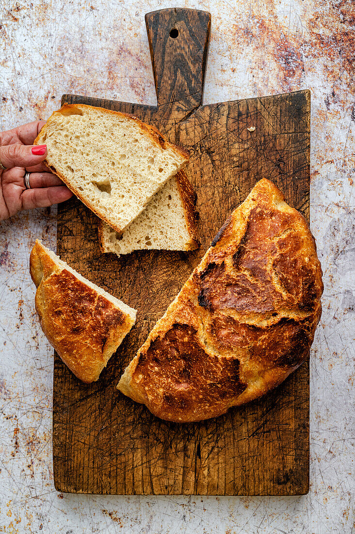 Sauerteig-Hefebrot auf rustikalem Holzbrett