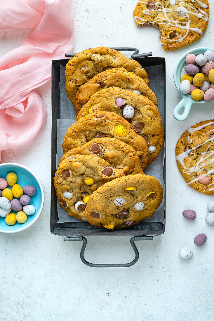 Cookies mit Mini-Zuckereiern zu Ostern