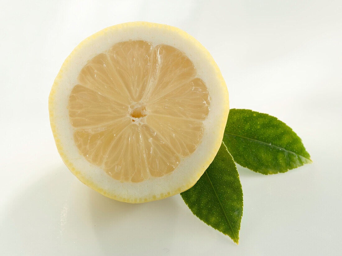 Halbe Zitronen mit zwei Blättern