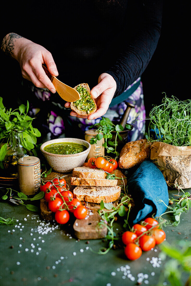 Pesto auf Brotscheiben streichen