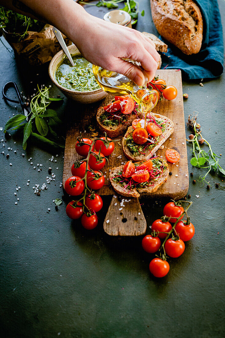 Toasted bread with pesto, tomatoes and olive oil