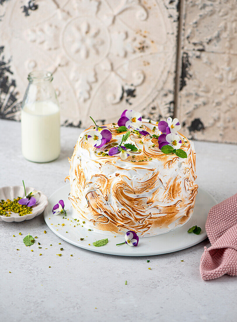 Rhabarber-Baiser-Torte mit Blüten verziert