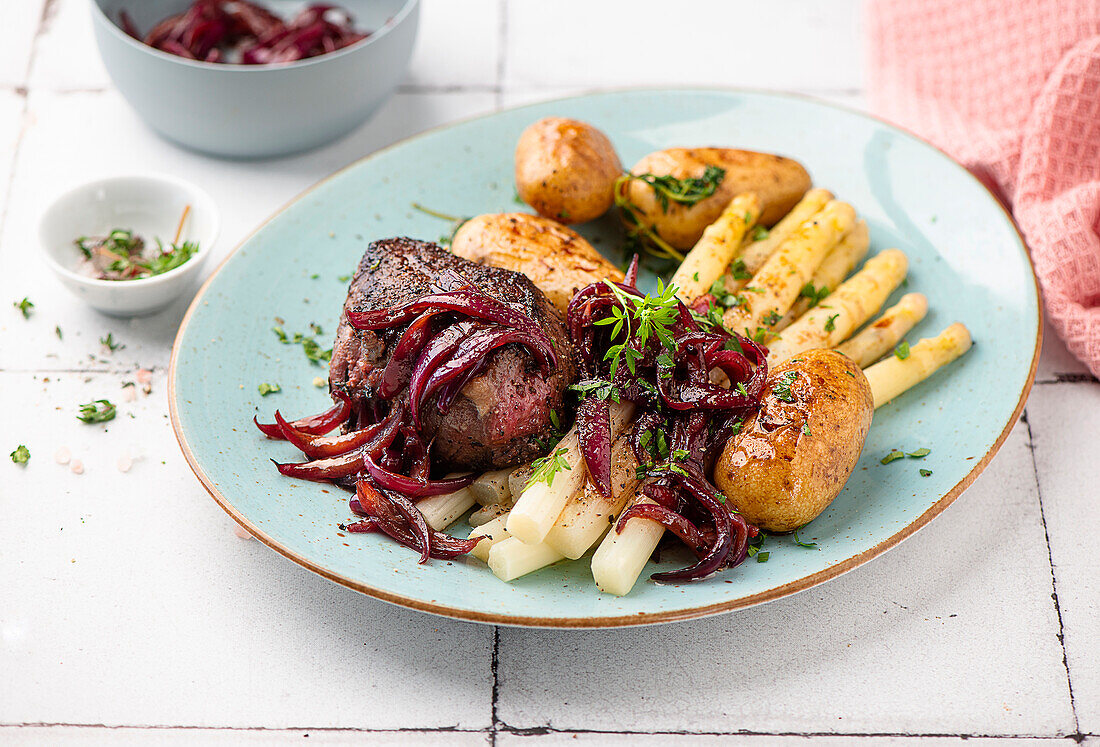 Steak mit weißem Spargel und Salzkartoffeln