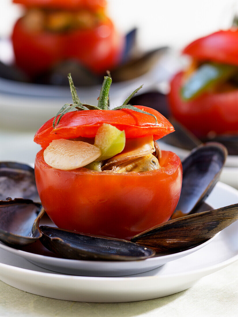 Tomate mit Meeresfrüchten gefüllt