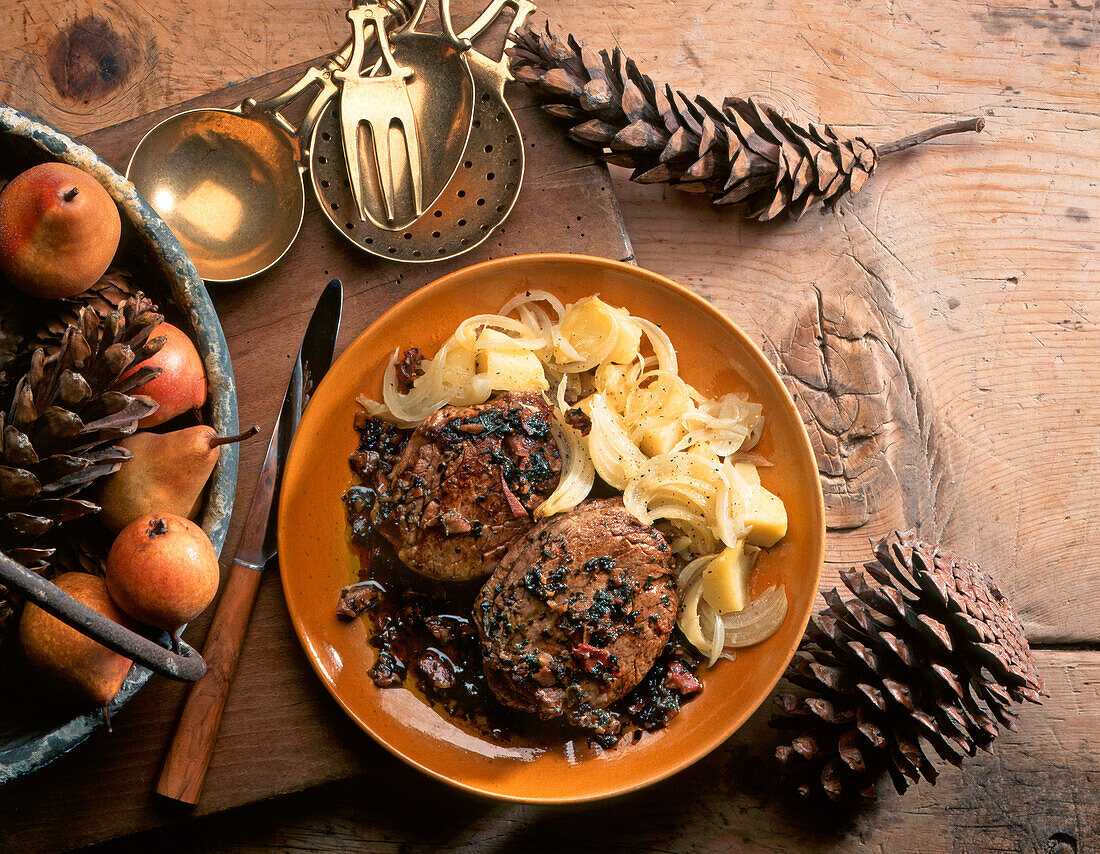 Filetto alla Carsolina e patate in tecia (Filet nach Art des Karstes mit gebackenen Kartoffeln, Italienische Alpen)