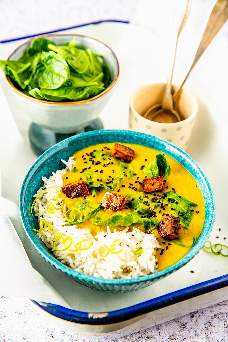 Gelbes Linsencurry mit Babyspinat und Sesamtofu