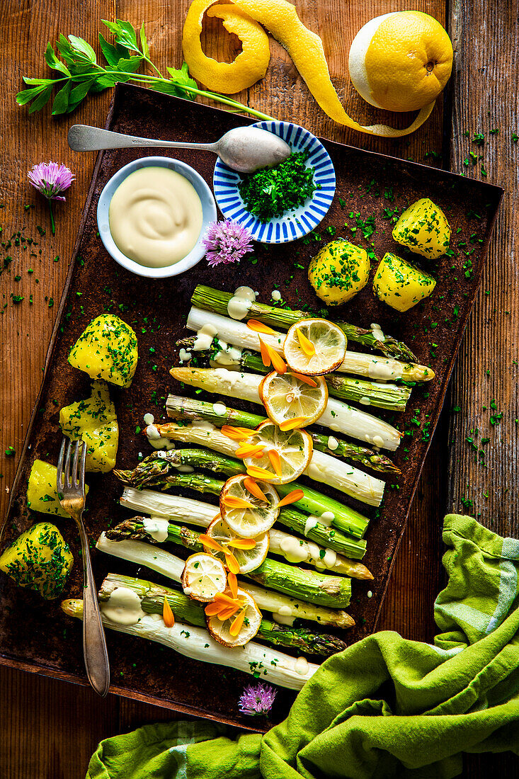 Spargel Duo mit Petersilenkartoffeln und Sauce Hollandaise