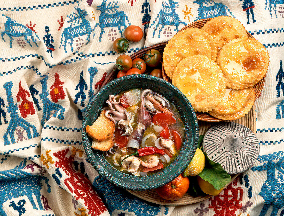 Sardische Gerichte - Seadas (Gebäck) und Zuppa di Castelsardo (Meeresfrüchtesuppe)