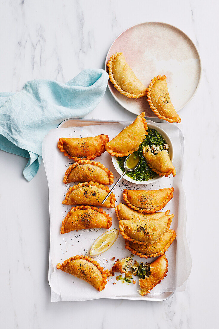 Empanadas mit Hähnchenfüllung, dazu Mojo Verde