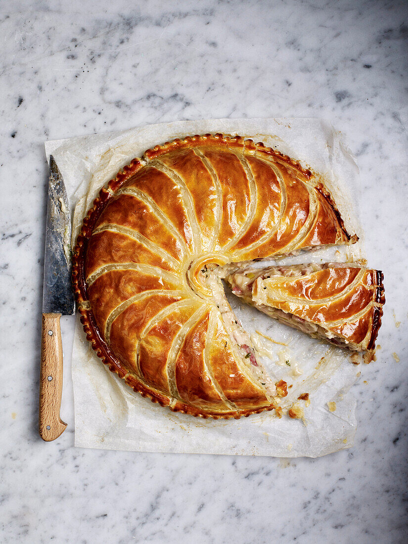 Pithivier (Herzhafter Kuchen) mit Hähnchen, Lauch und schwarzem Knoblauch