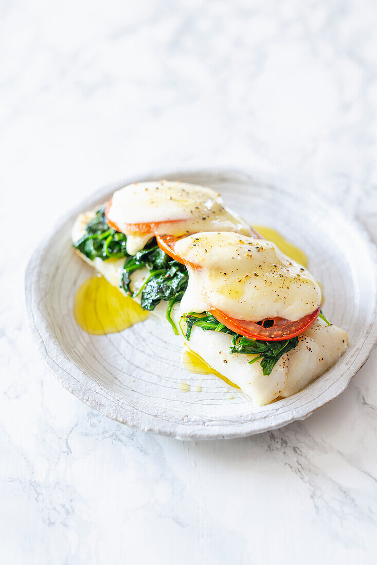 Fischfilet mit Spinat, Tomate und Mozzarella aus dem Ofen (Low Carb)