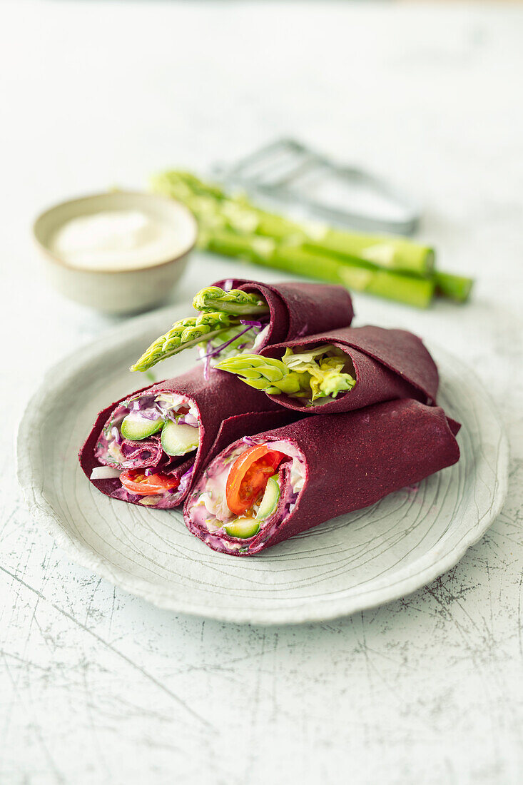 Wraps with beetroot tortillas, green asparagus and garlic yoghurt (vegetarian, low carb)